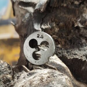 M2.5X0.45 , KIERREPAKKA M 2.5 , PYÖREÄ , HALKAISIJA 16MM , EU3485