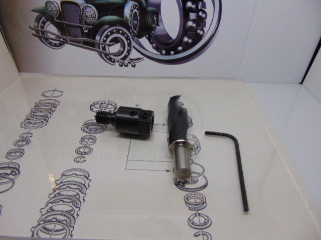 KIINNITYS-KARA, PUUJYRSIN-KARA, ULKO-KIERRE M10X1.5, SISÄREIKÄ 10MM, PITUUS 41MM, +16MM PORA, EU6832